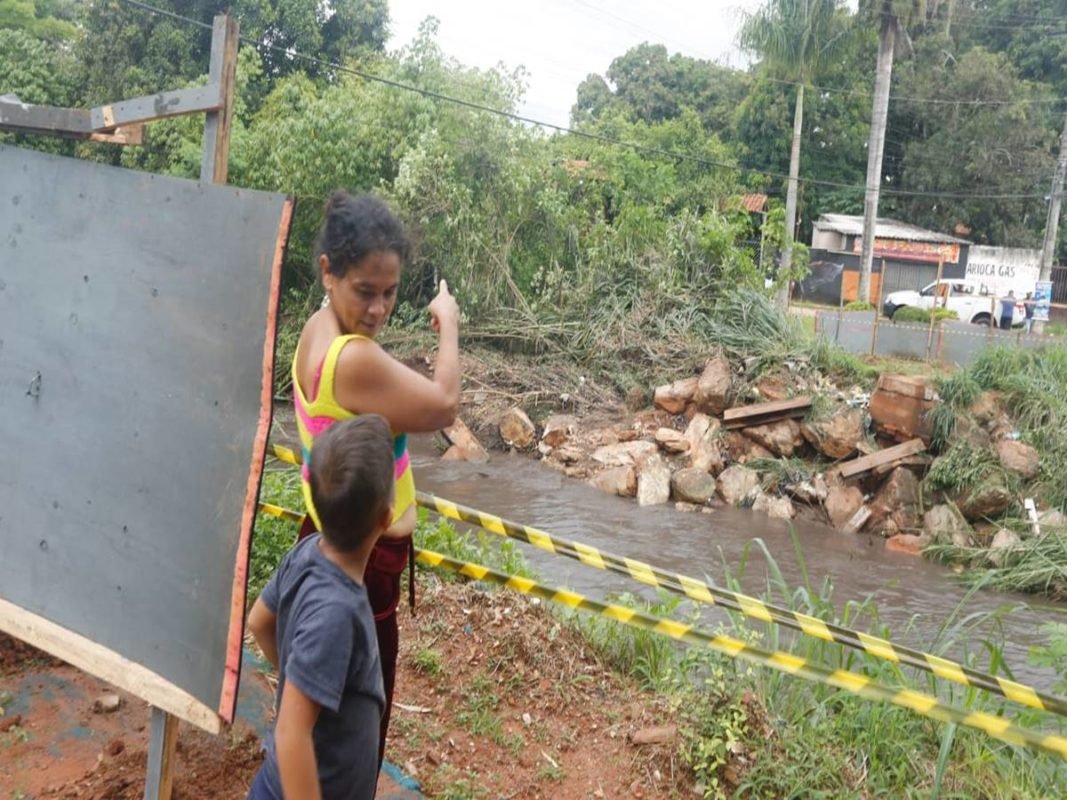 Brasília (DF) 03/01/24 Moradores da Vila Cauhy, no Núcleo Bandeirante, limpam as casas e reorganizam a vizinhança após enchente durante a noite de ontem (2/1)