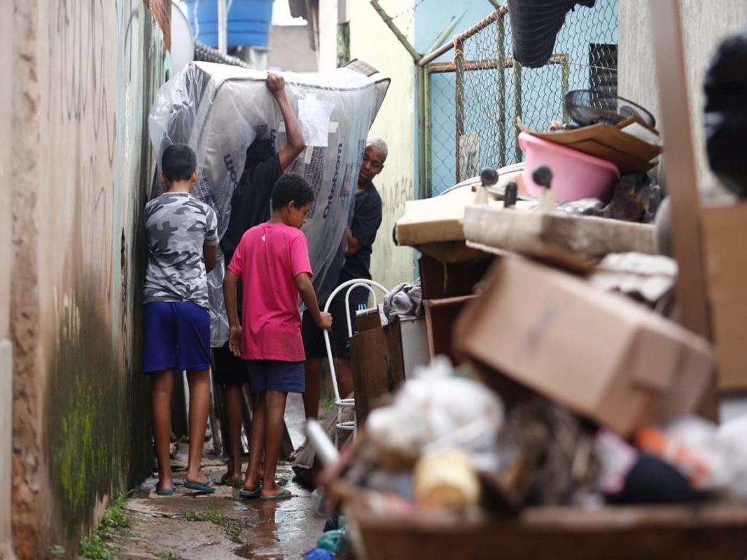 Brasília (DF) 03/01/24 Moradores da Vila Cauhy, no Núcleo Bandeirante, limpam as casas e reorganizam a vizinhança após enchente durante a noite de ontem (2/1)