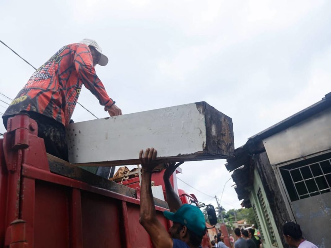 Brasília (DF) 03/01/24 Moradores da Vila Cauhy, no Núcleo Bandeirante, limpam as casas e reorganizam a vizinhança após enchente durante a noite de ontem (2/1)