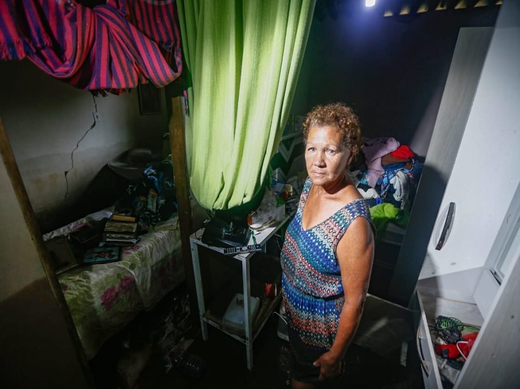 Brasília (DF) 03/01/24 Moradores da Vila Cauhy, no Núcleo Bandeirante, limpam as casas e reorganizam a vizinhança após enchente durante a noite de ontem (2/1)