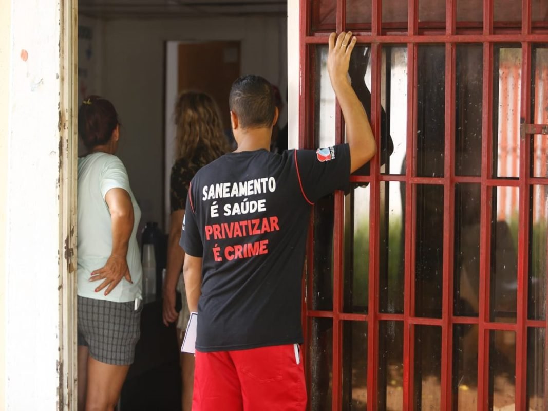 Brasília (DF) 03/01/24 Moradores da Vila Cauhy, no Núcleo Bandeirante, limpam as casas e reorganizam a vizinhança após enchente durante a noite de ontem (2/1)