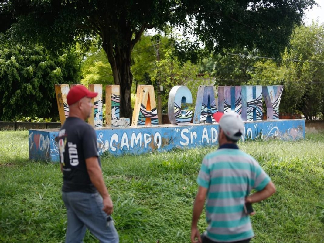 Brasília (DF) 03/01/24 Moradores da Vila Cauhy, no Núcleo Bandeirante, limpam as casas e reorganizam a vizinhança após enchente durante a noite de ontem (2/1)