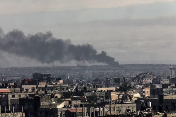 Imagem coloria mostra fumaça após ataque aéreo atingir a faixa de gaza - Metrópoles