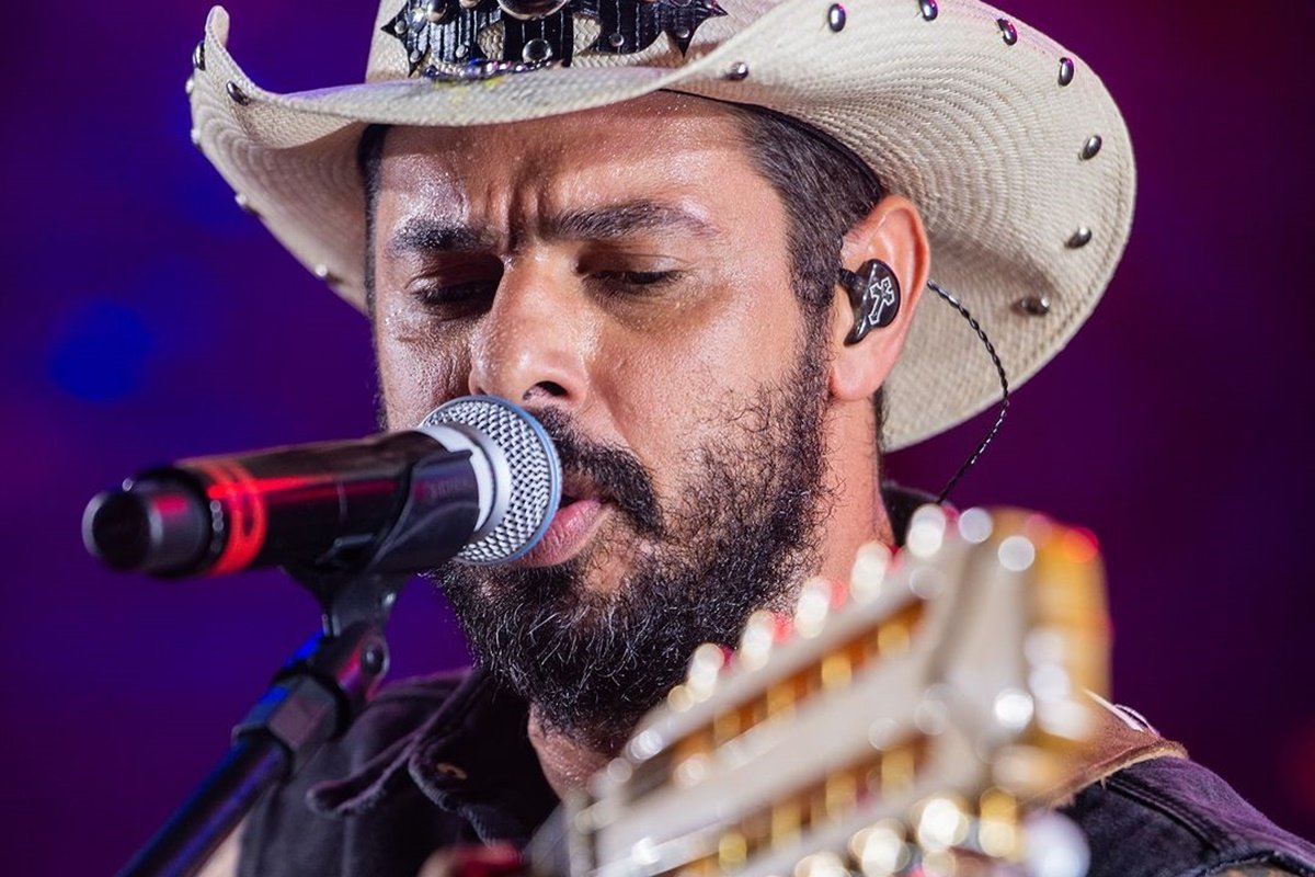 João Carreiro é clicado durante uma de suas apresentações - Metrópoles