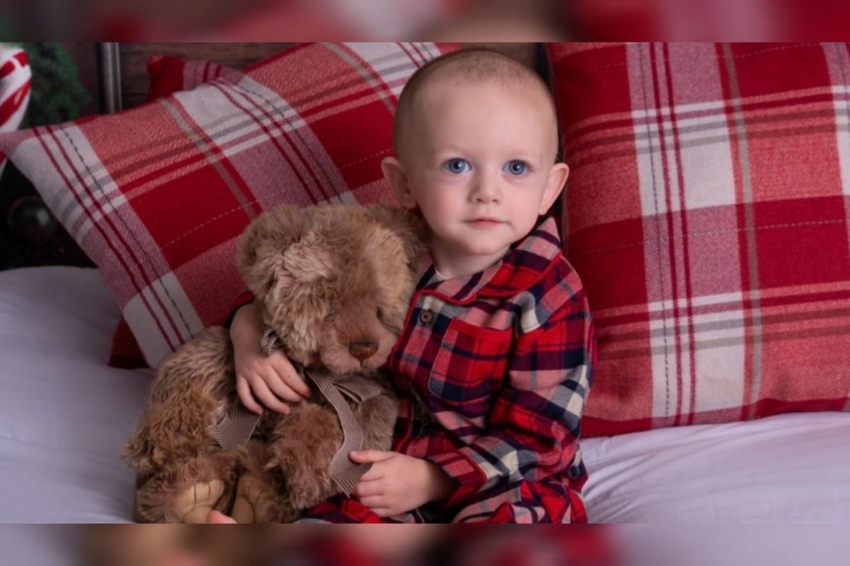 Foto mostra bebê de olhos azuis em primeiro plano - Metrópoles - Tumor de Wilms