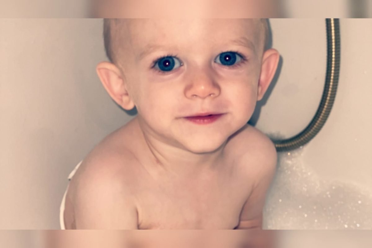 Foto mostra bebê de olhos azuis em primeiro plano - Metrópoles - Tumor de Wilms