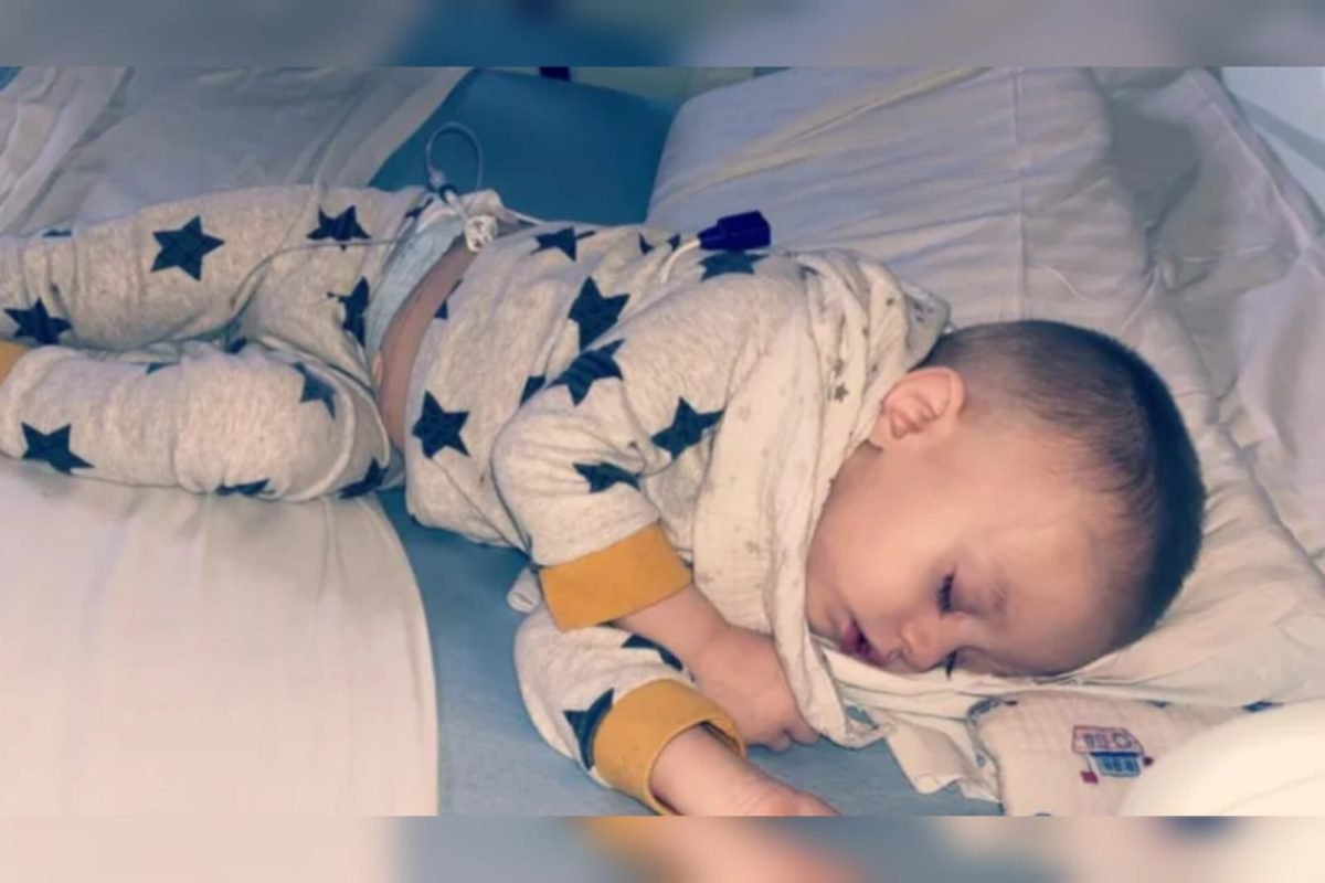 Foto mostra bebê de olhos azuis em primeiro plano - Metrópoles - Tumor de Wilms
