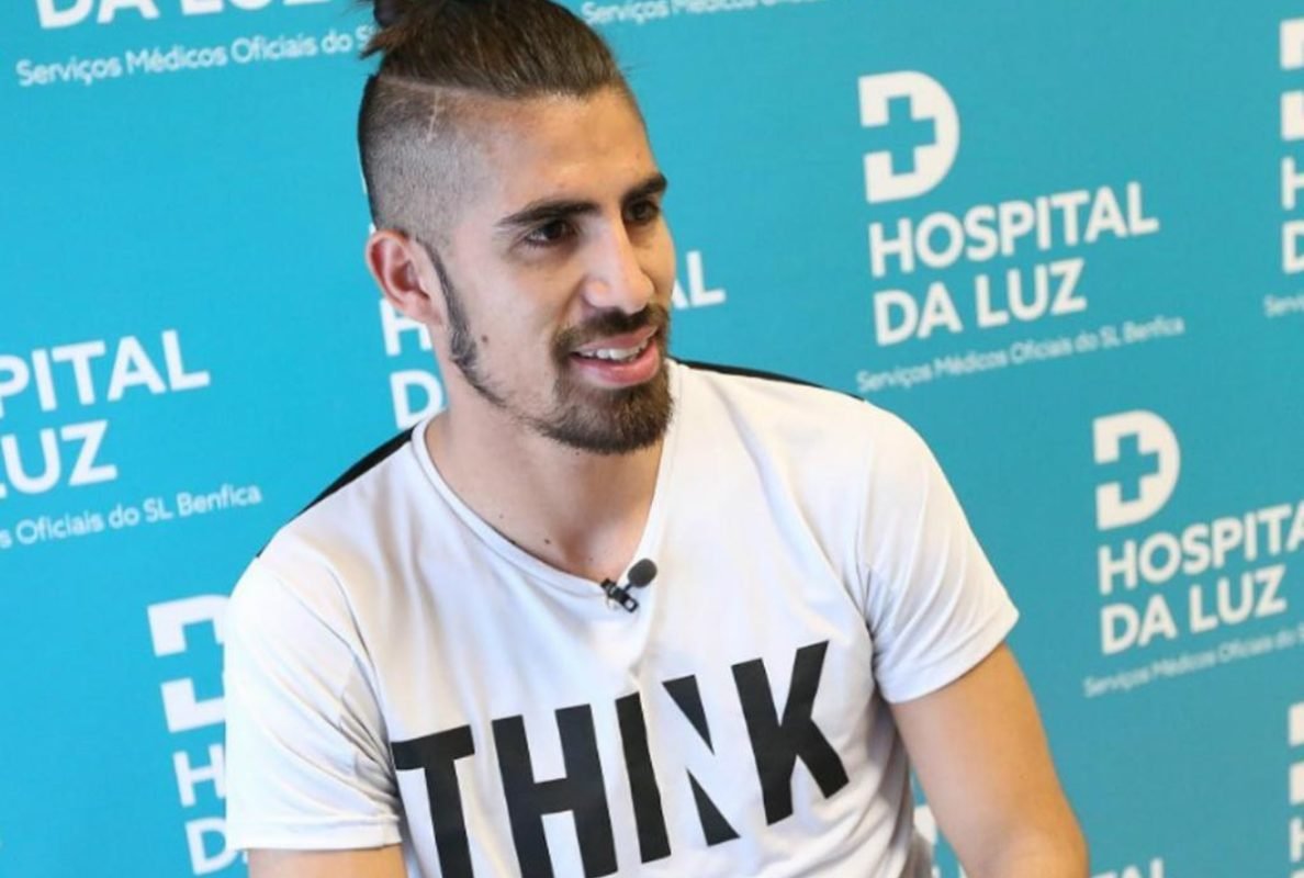 Oscar Benitez posa dando no hospital - Metrópoles