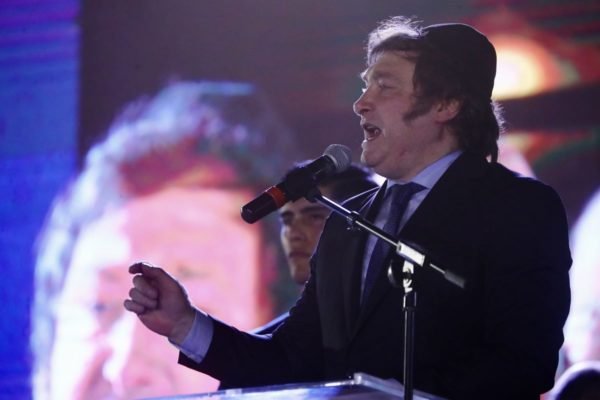 Imagem de Javier Milei, presidente da Argentina, discursando ao microfone - Metrópoles