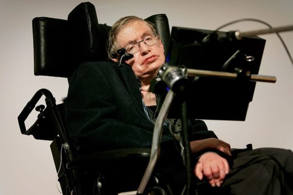 Imagem colorida mostra físico teórico Stephen Hawking - Metrópoles