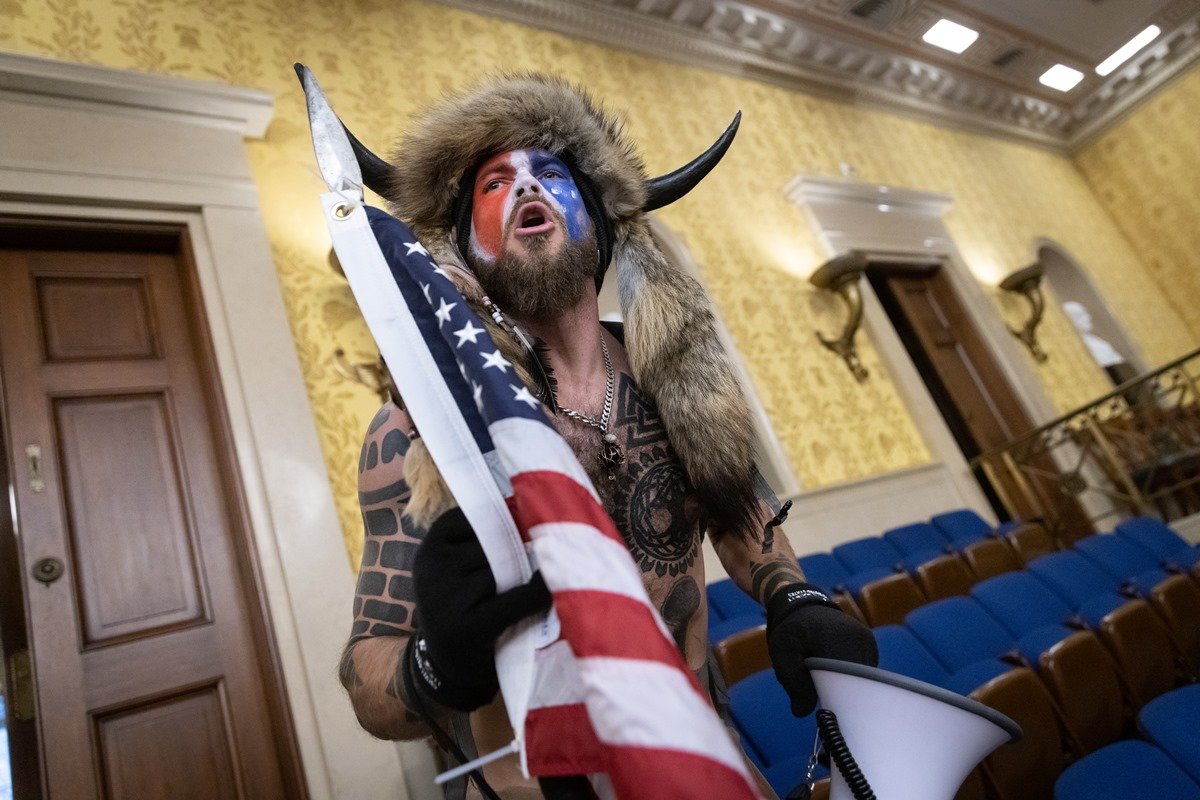 Imagem colorida mostra apoiadores de trump em invasão ao capitólio em seis de janeiro - Metrópoles