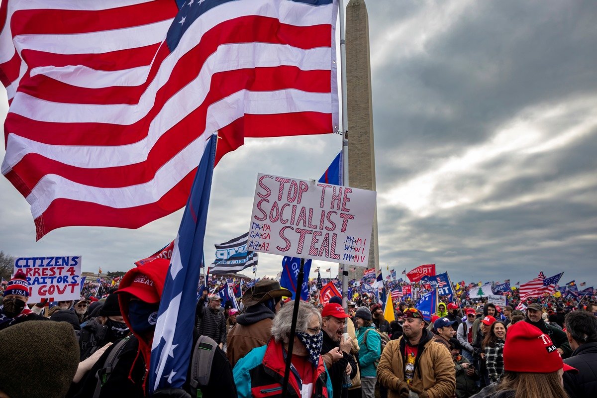 Imagem colorida mostra apoiadores de trump em invasão ao capitólio em seis de janeiro - Metrópoles