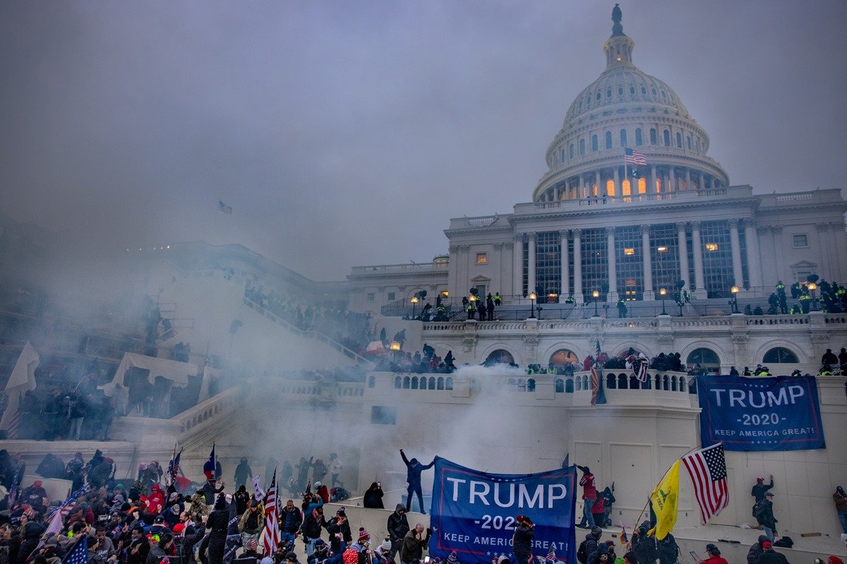 Imagem colorida mostra apoiadores de trump em invasão ao capitólio em seis de janeiro - Metrópoles