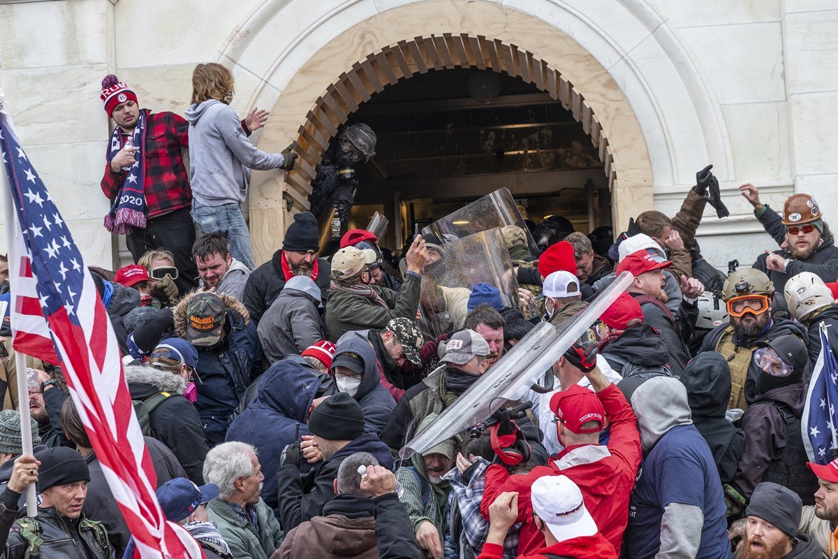 Imagem colorida mostra apoiadores de trump em invasão ao capitólio em seis de janeiro - Metrópoles