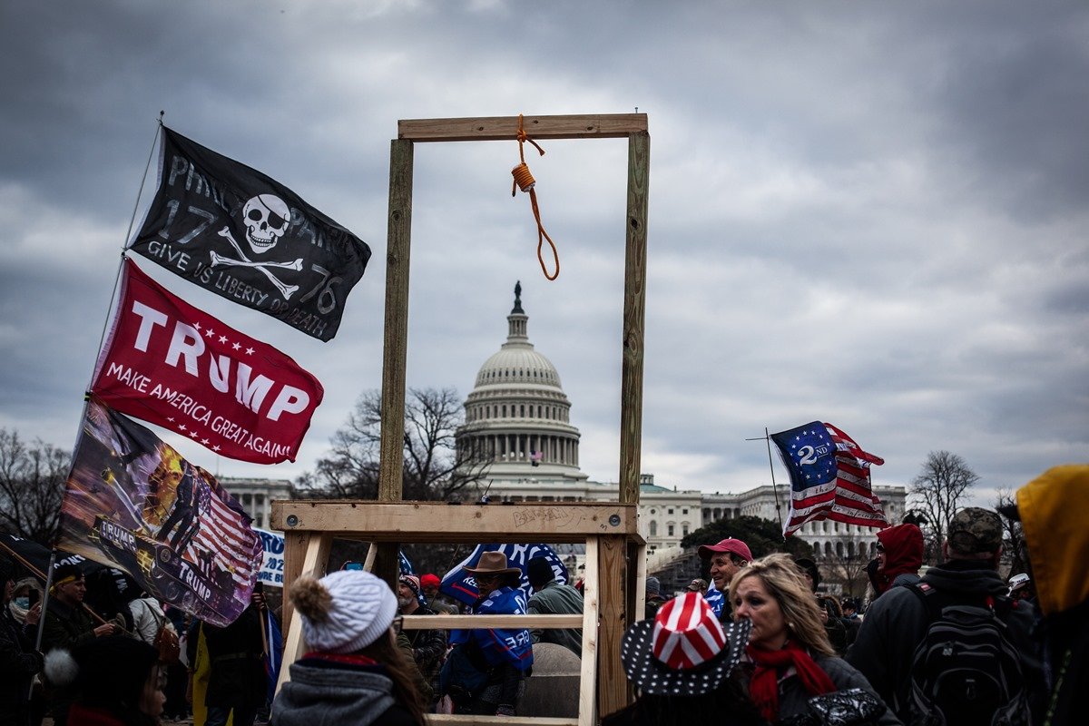 Imagem colorida mostra apoiadores de trump em invasão ao capitólio em seis de janeiro - Metrópoles