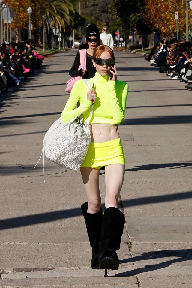 Na imagem com cor, modelos desfilam as cole&ccedil;&otilde;es de pre-fall 2024 - Metr&oacute;poles