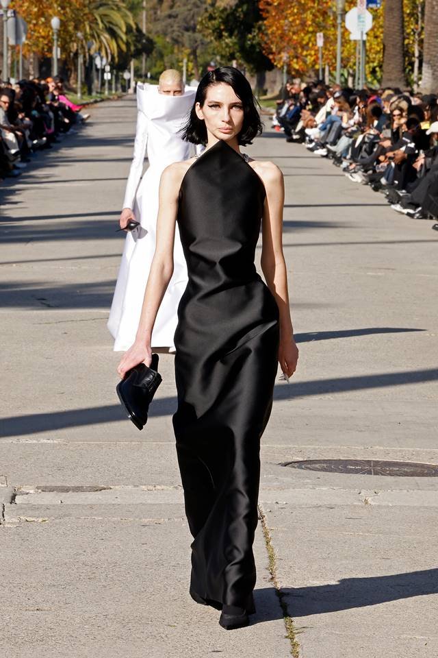 Na imagem com cor, modelos desfilam as cole&ccedil;&otilde;es de pre-fall 2024 - Metr&oacute;poles