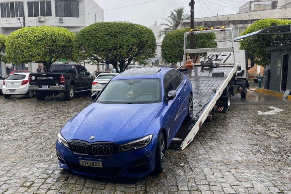 Imagem colorida mostra BMW em que estavam os quatro jovens que morreram após o Réveillon em Balneário Camboriú - Metrópoles