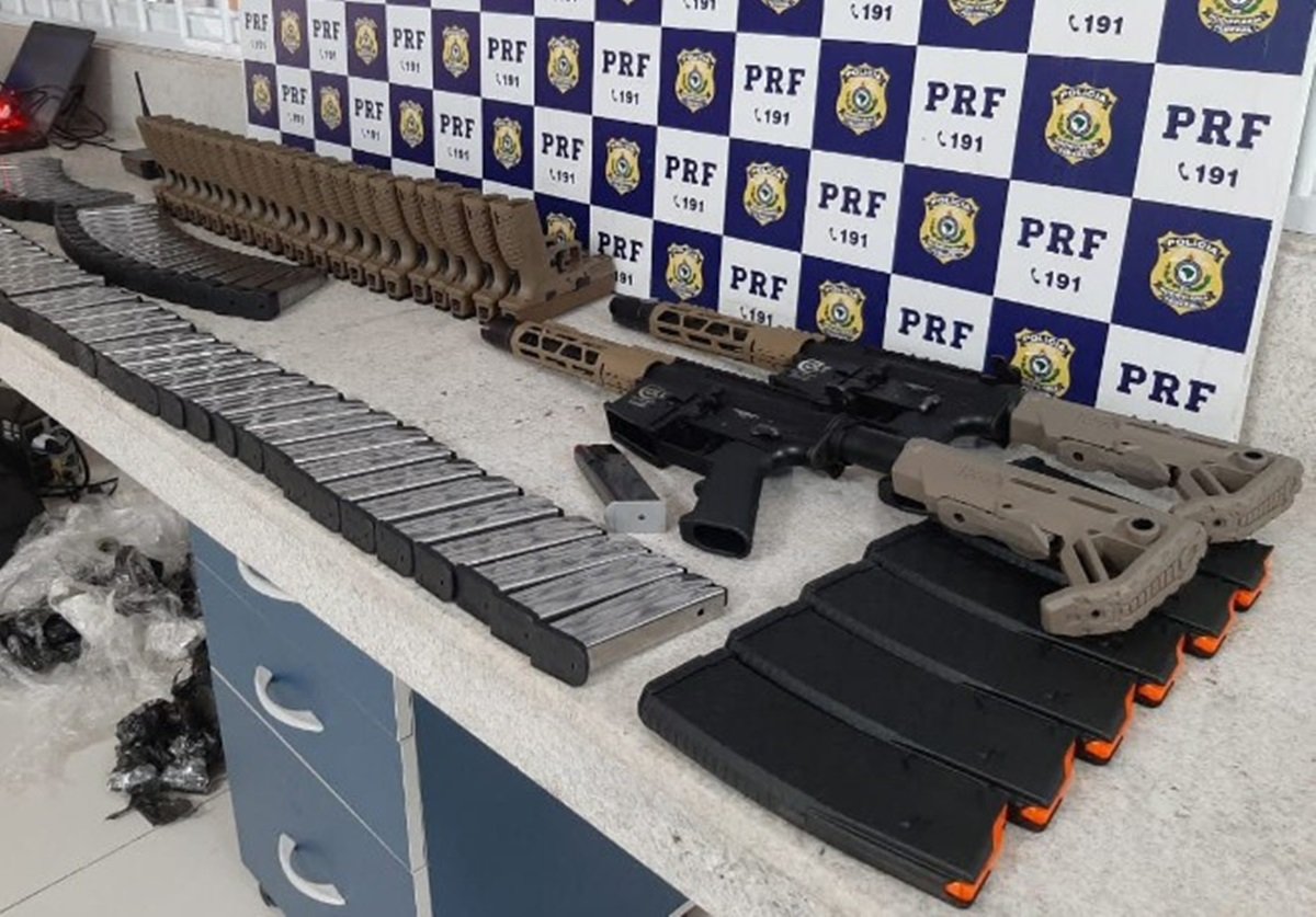 Foto colorida de armas de fogo apreendidas pela PRF em 2020 na Bahia - Metrópoles