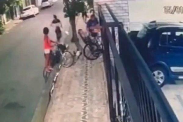 Imagens de câmeras de segurança mostram homem esloveno com criança em bicicleta, acompanhado da mulher, sendo abordado por um criminoso armado em Santos - Metrópoles