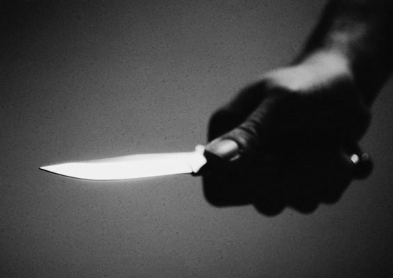 Pessoa com uma faca na mão filho mata pai