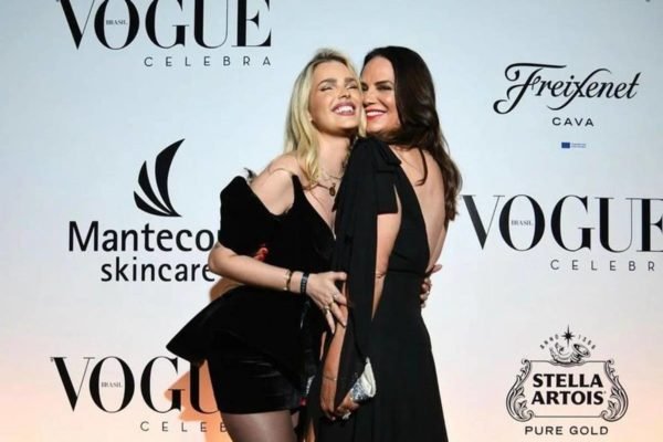 Foto colorida de Yasmin e Luiza Brunet de vestido preto em evento da Vogue Brasil - Metrópoles