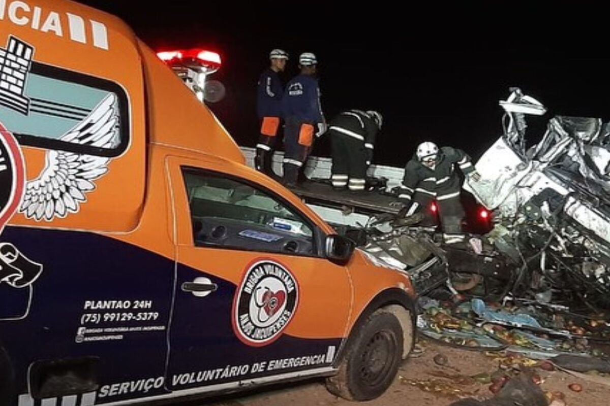 Imagem colorida do acidente que matou mais de 20 pessoas na região norte da Bahia grávida menino escapou - Metrópoles