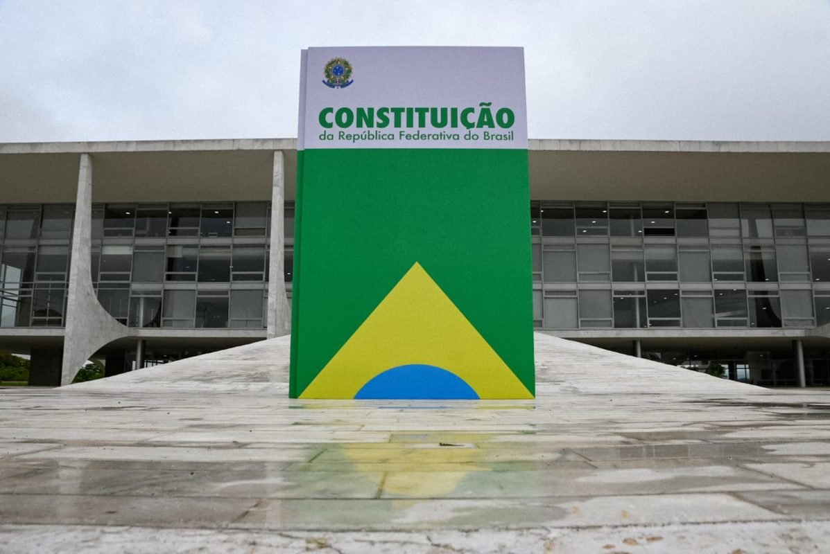 Réplica gigante da Constituição é colocada em frente ao Palácio do Planalto