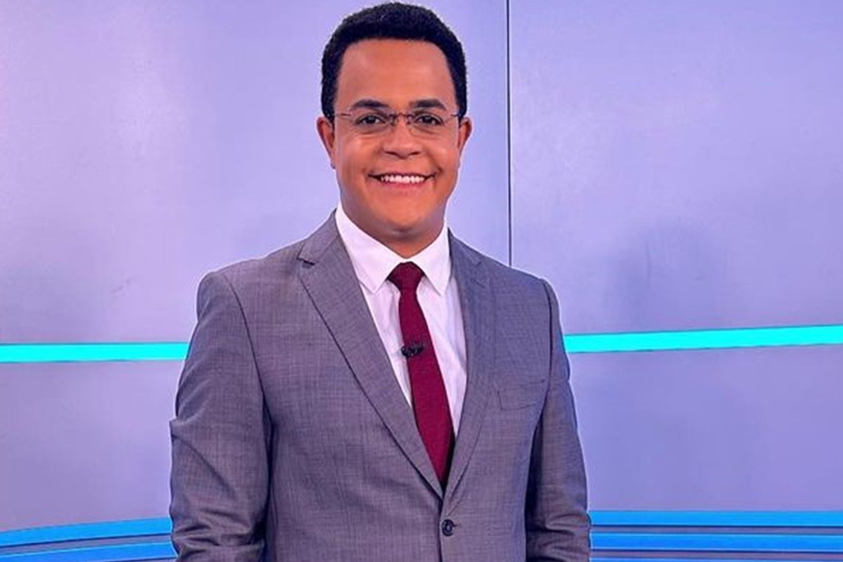 Jornalista da TV Globo, Marcelo Pereira posa nos bastidores dos telejornais da emissora - Metrópoles