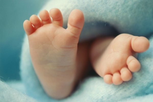 Imagem colorida de pé de bebê - Metrópoles