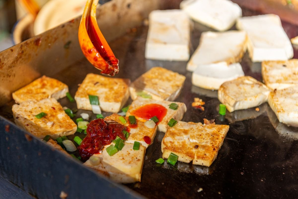 Segunda sem carne: faça essa receita rápida de tofu com molho de coco