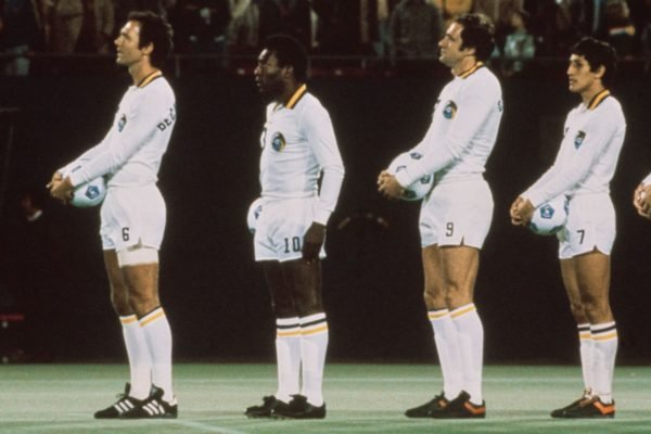 Beckenbauer perfilado com Pelé no Cosmos - Metrópoles