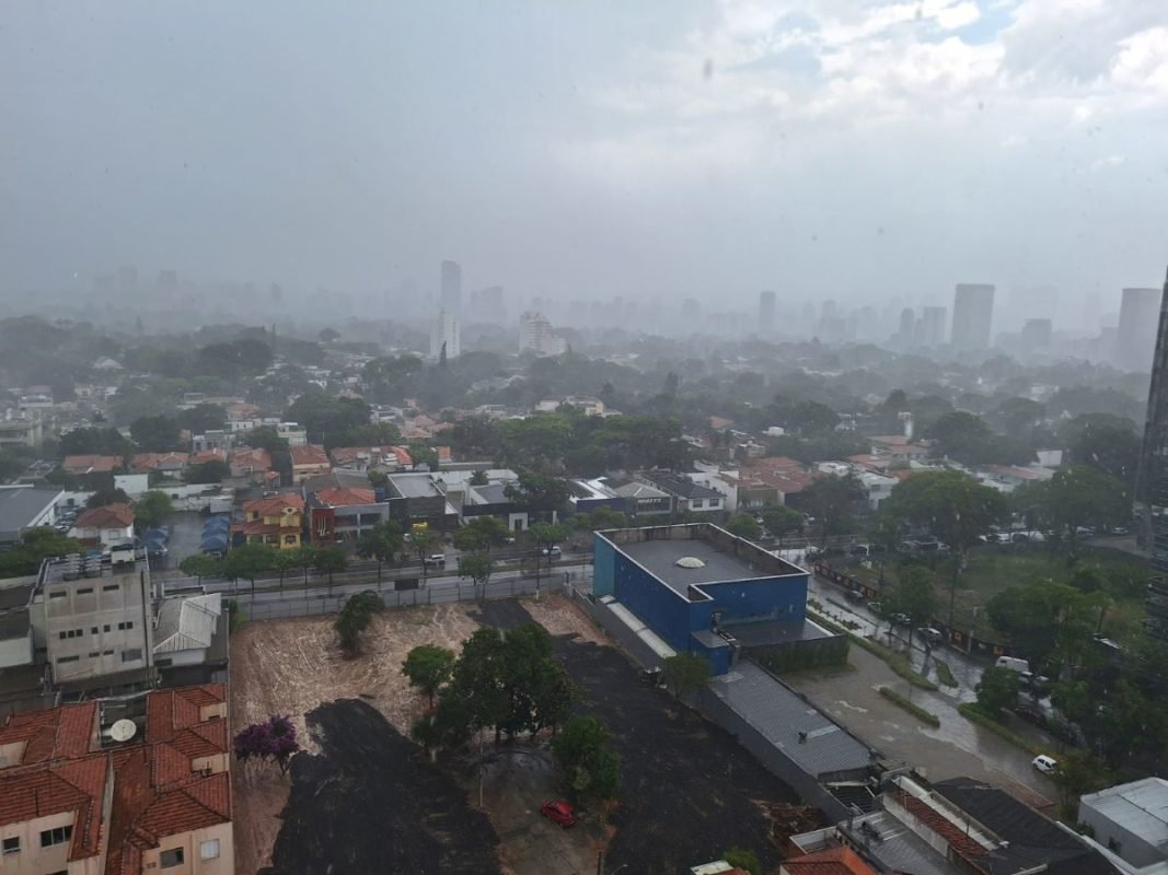 imagem colorida mostra céu fechado e chuva na região de pinheiros, zona oeste de sp - metrópoles