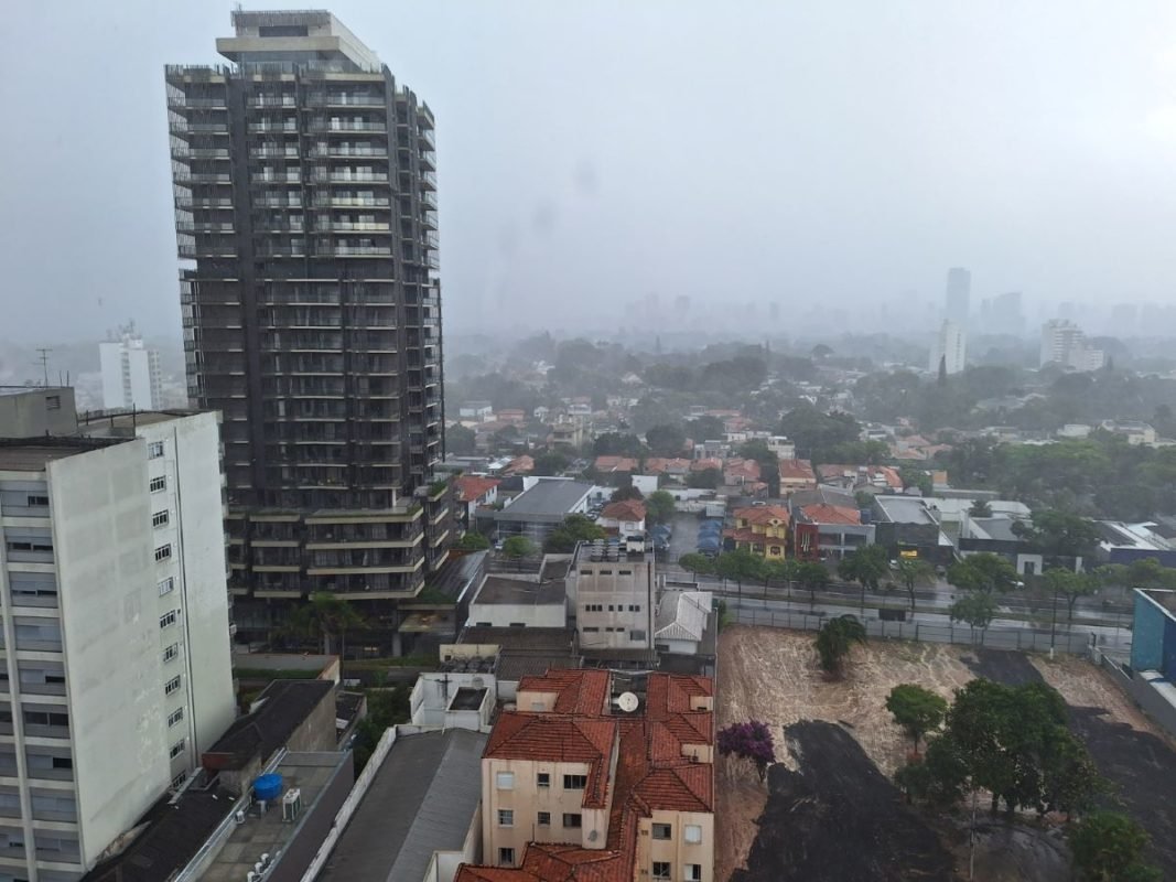 imagem colorida mostra céu fechado e chuva na região de pinheiros, zona oeste de sp - metrópoles