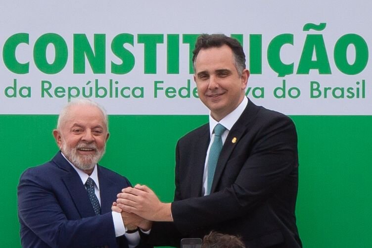 Presidente Lula e Rodrigo Pacheco descem a rampa e posam ao lado da Constituição Federal no Congresso nacional após solenidade no Congresso - metrópoles