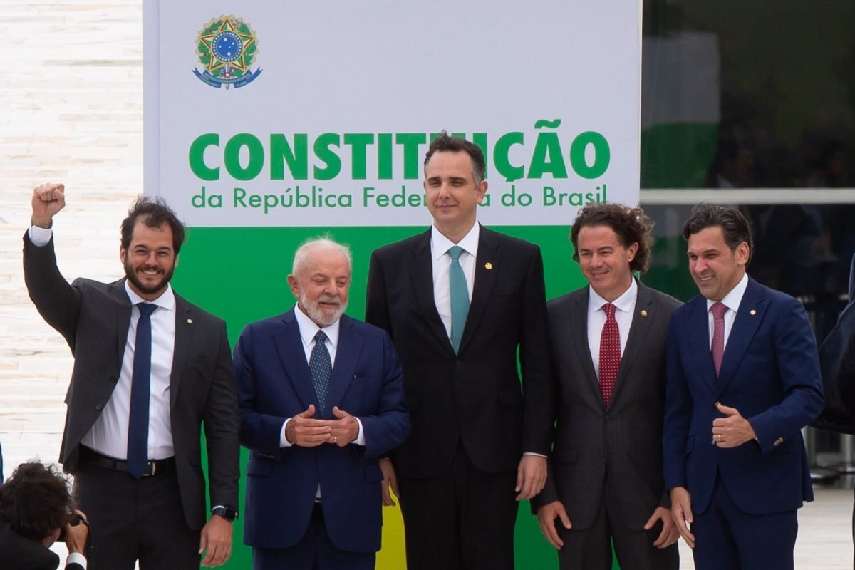 Presidente Lula e Rodrigo Pacheco descem a rampa e posam ao lado da Constituição Federal no Congresso nacional após solenidade no Congresso - metrópoles
