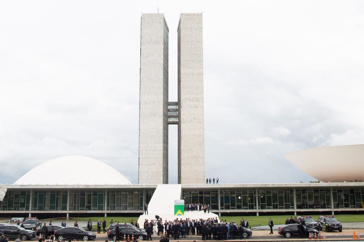 Presidente Lula e autoridades descem a rampa no Congresso nacional após solenidade no Congresso - metrópoles