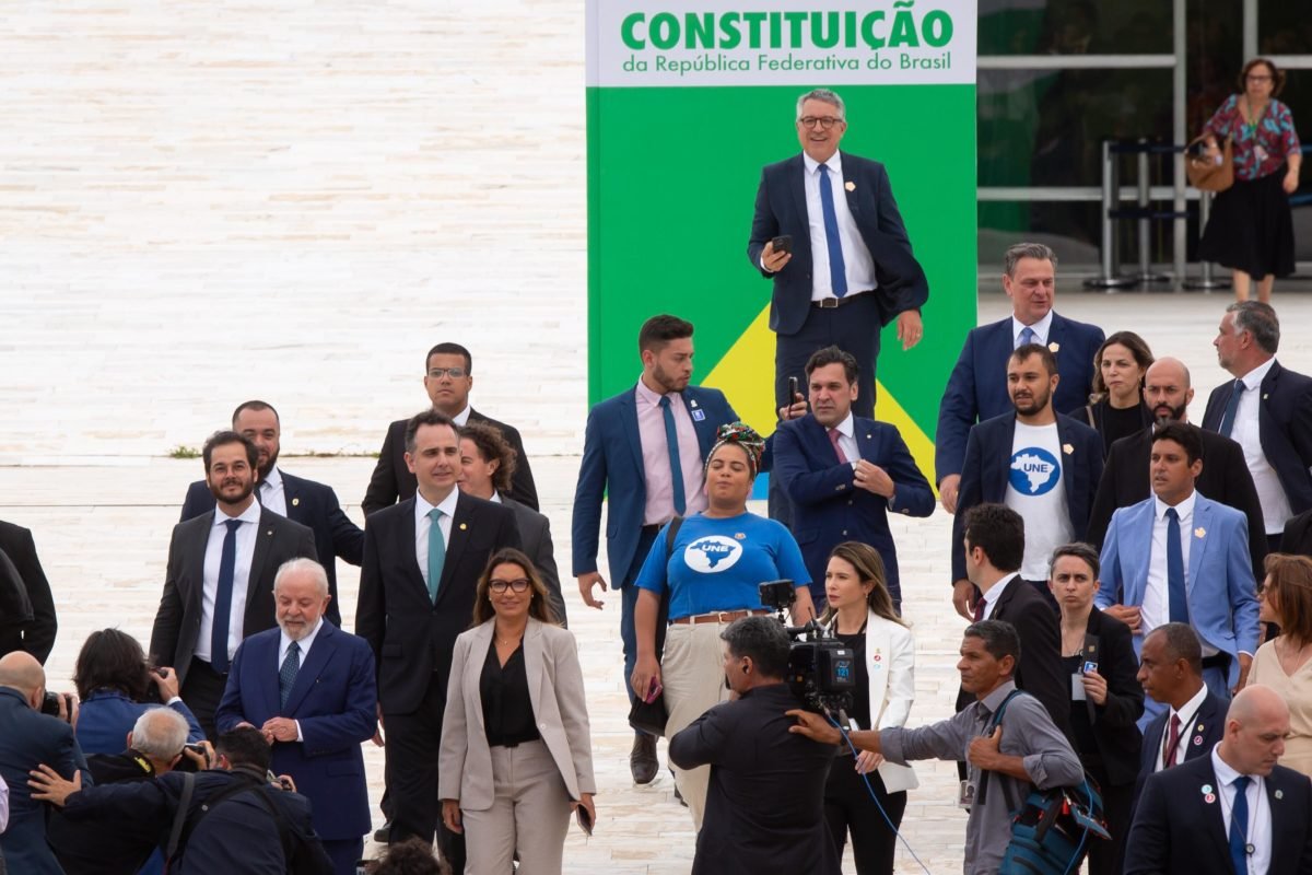 Presidente Lula e autoridades descem a rampa no Congresso nacional após solenidade no Congresso - metrópoles
