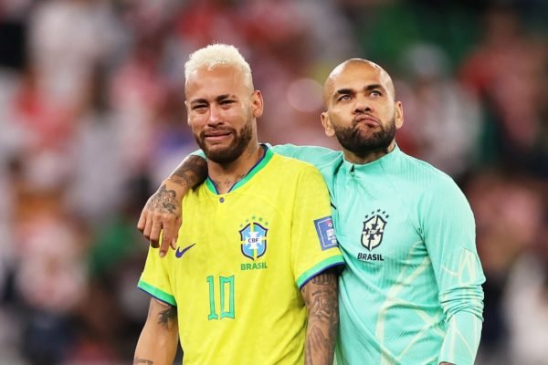 Imagem colorida de Neymar e Daniel Alves abraçados - Metrópoles