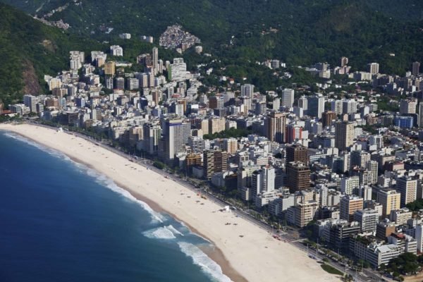 Imagem colorida de prédios no Leblon, bairro do Rio de Janeiro, em frente à praia - Metrópoles