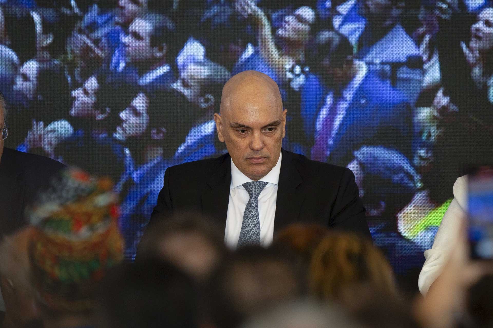 https://uploads.metropoles.com/wp-content/uploads/2024/01/09132132/Alexandre-de-Moraes-STF-durante-o-ato-em-alusa%CC%83o-ao-marco-de-um-ano-apo%CC%81s-os-ataques-golpistas-bolsoanristas-de-8-de-janeiro-de-2023-2.jpg