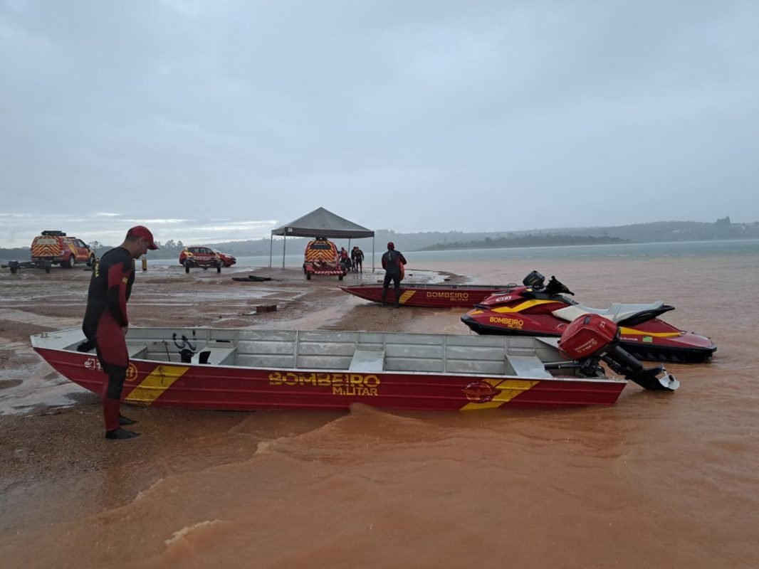 Imagem colorida de bombeiros em rio em Goiás