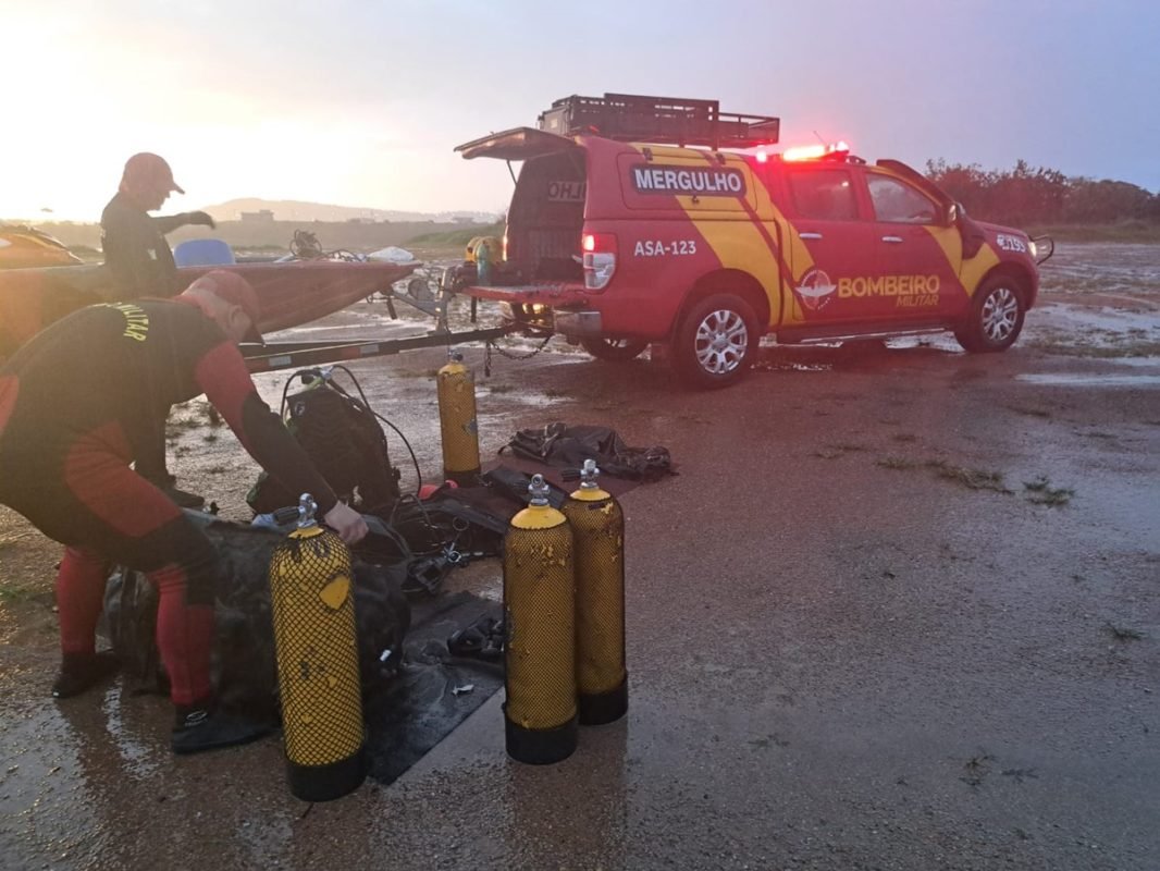 Imagem colorida de bombeiros em rio em Goiás