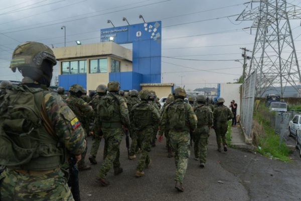Imagem colonorida mostra exército no equador - Metrópoles