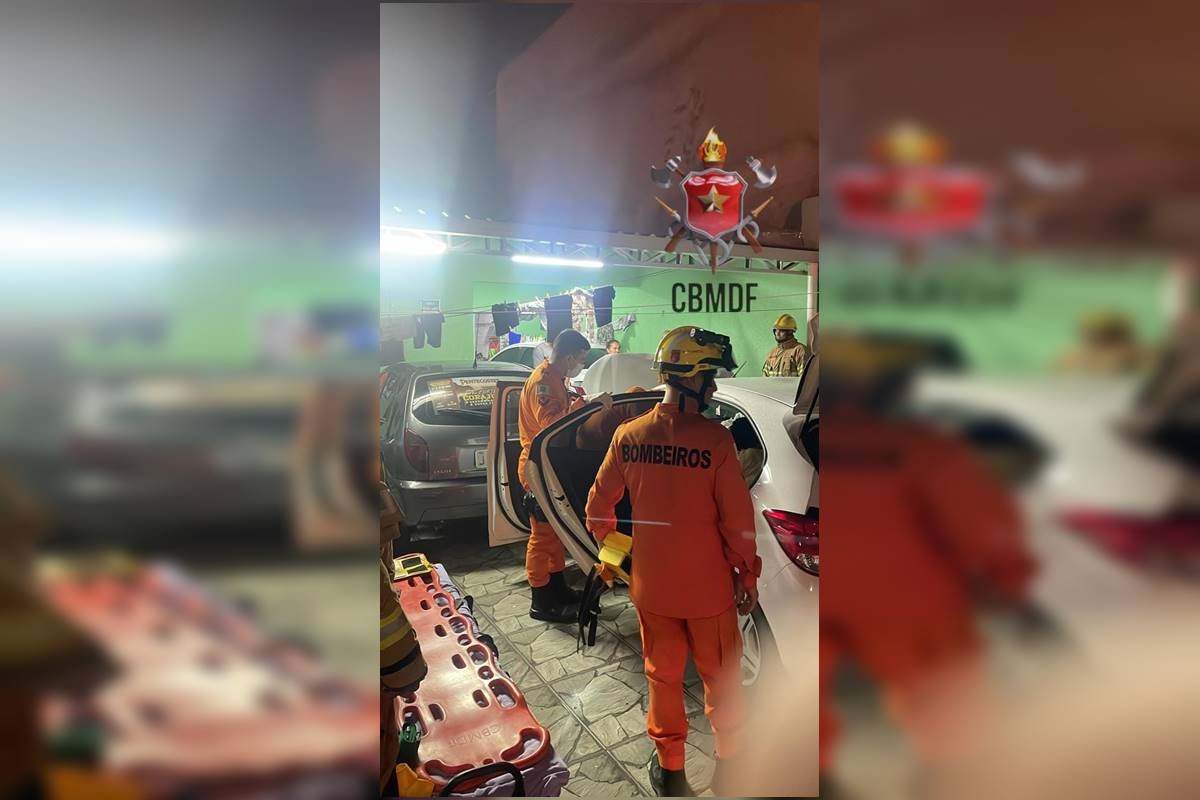 Carro invade casa no Recanto das Emas