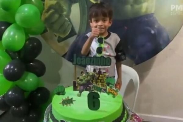Imagem colorida de menino em festa de aniversário - Metrópoles