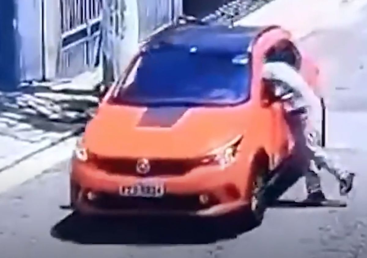 Imagem colorida mostra carro sendo roubado por ladrão na zona sul de São Paulo