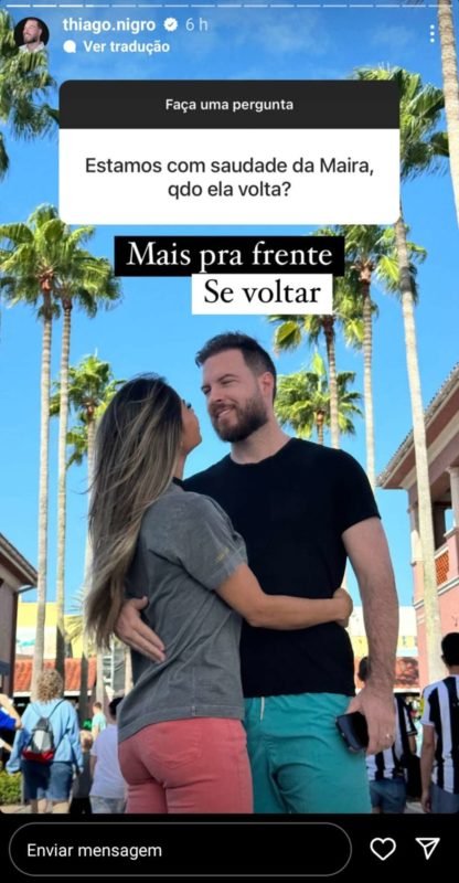Thiago Nigro e Maíra Cardi posam sorridentes e abraçados - Metrópoles