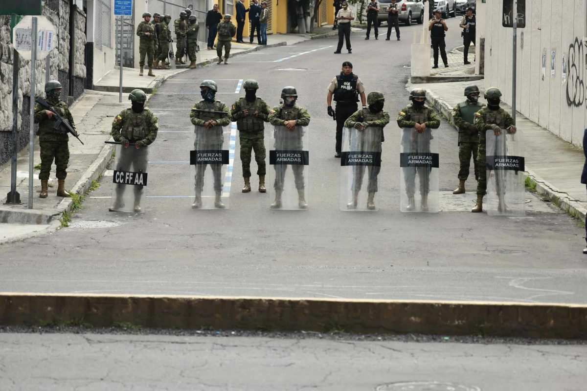 Membros das forças armadas protegem as ruas de Quito