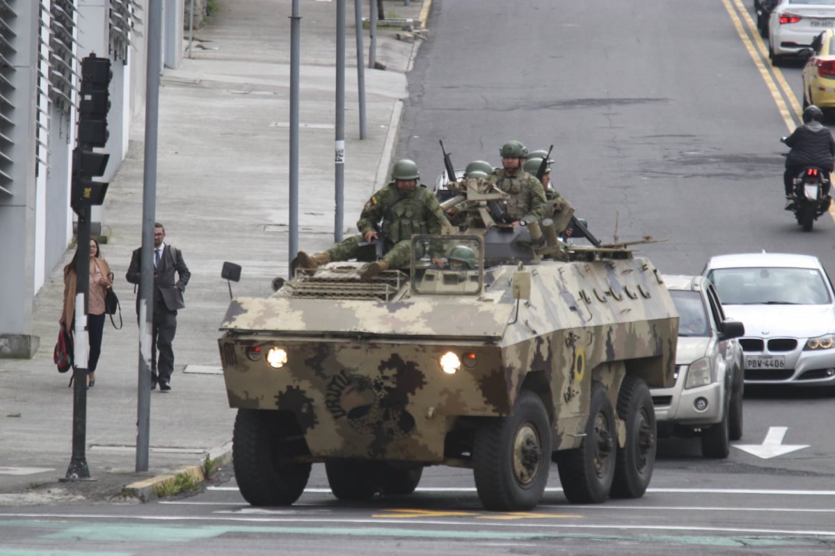 Soldados equatorianos tomam medidas de segurança com um veículo blindado militar nas estradas depois que o presidente do Equador declara 'conflito armado interno'